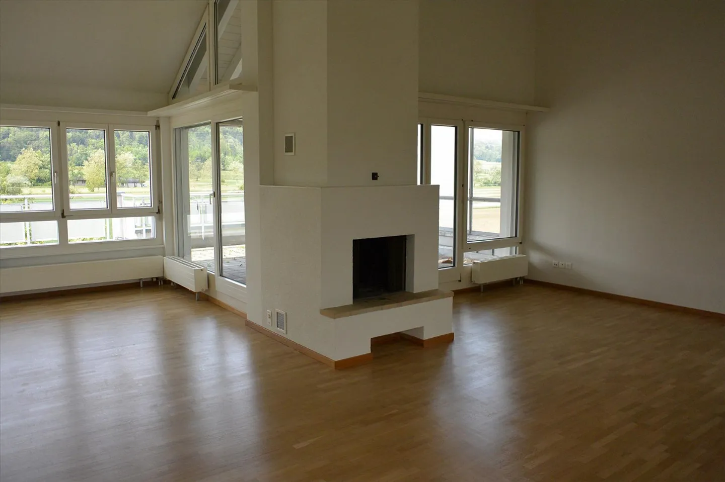 Votre nouveau chez-vous vous attend avec vue sur la verdure ! - Photo 5 sur 13