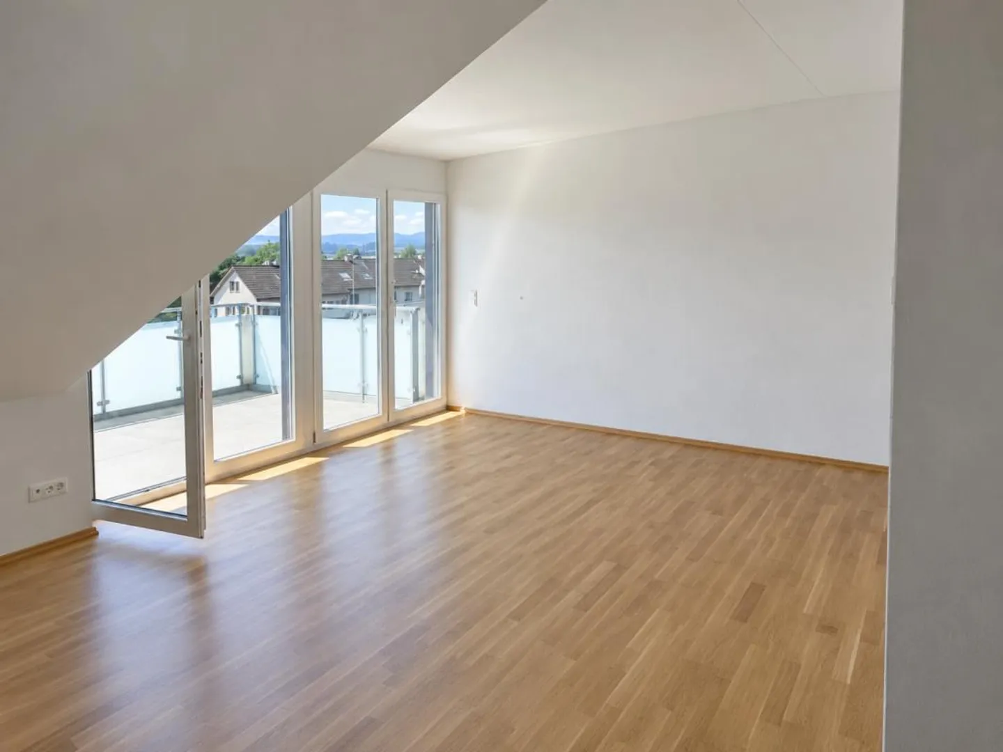 Appartement sous les toits lumineux de 2,5 pièces avec grand balcon - Photo 1 sur 10