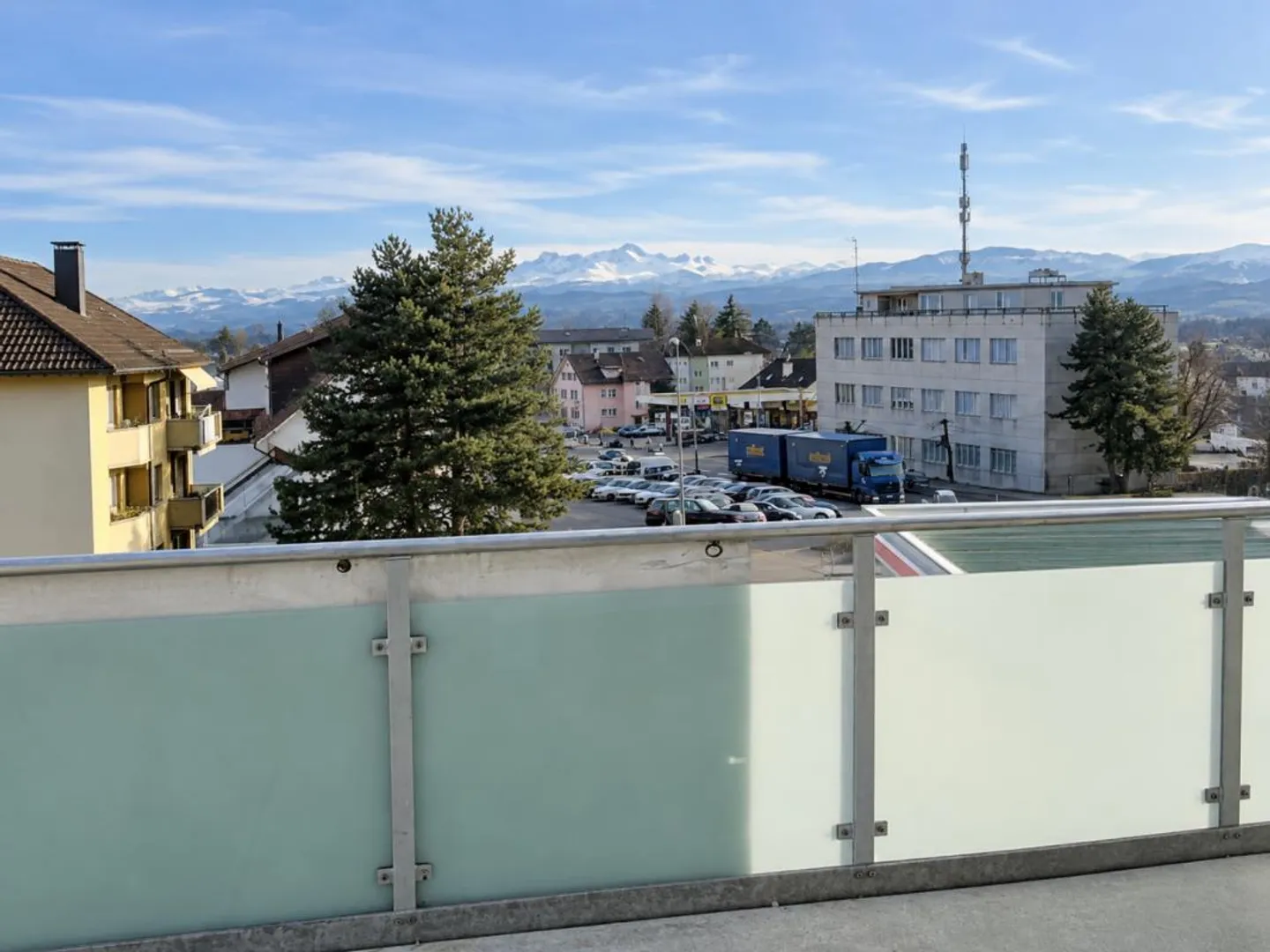 Appartement sous les toits lumineux de 2,5 pièces avec grand balcon - Photo 2 sur 10
