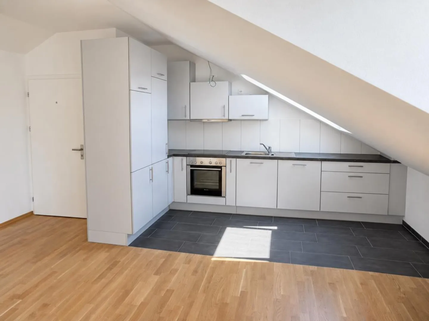 Appartement sous les toits lumineux de 2,5 pièces avec grand balcon - Photo 3 sur 10