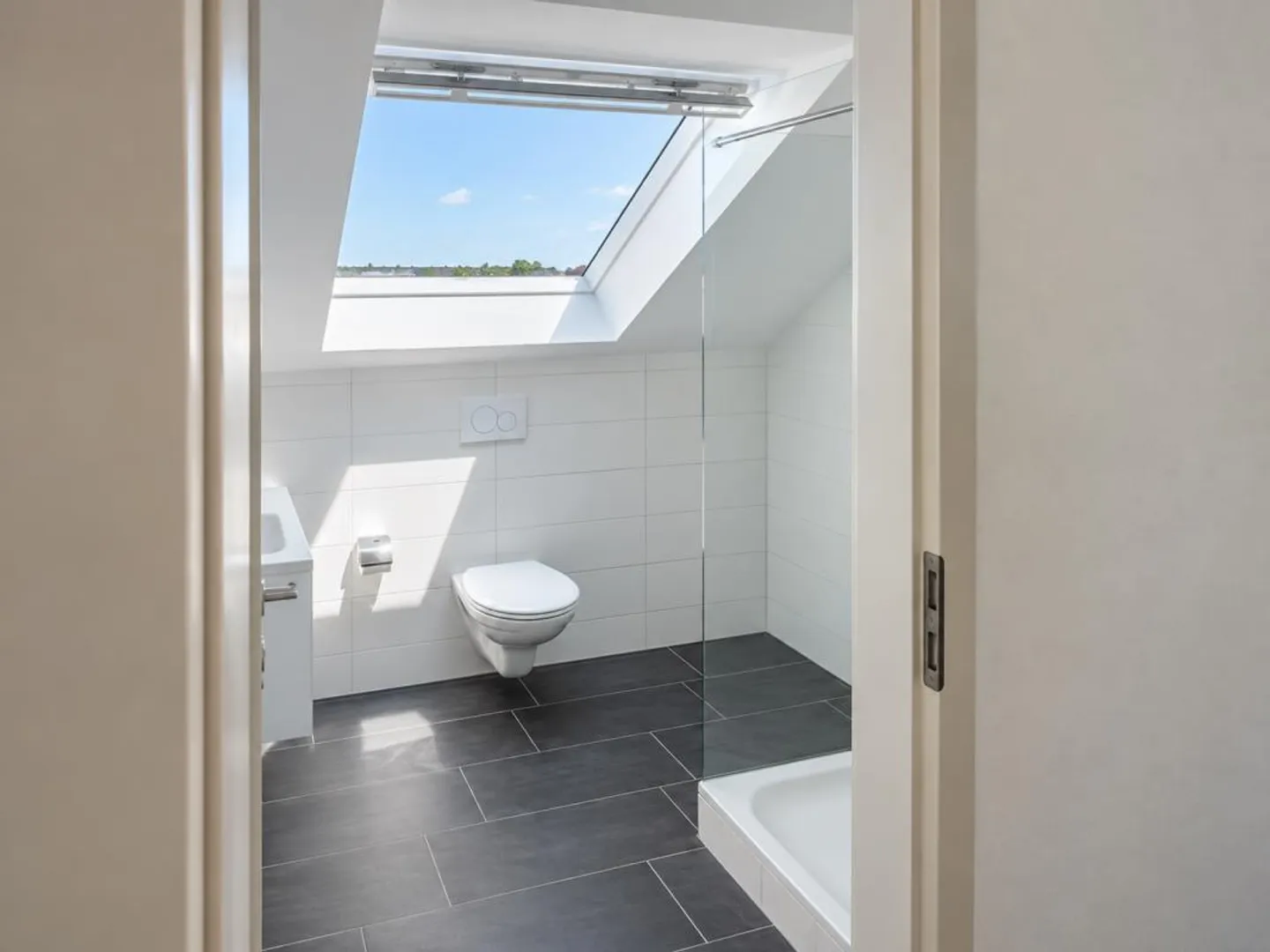 Appartement sous les toits lumineux de 2,5 pièces avec grand balcon - Photo 9 sur 10