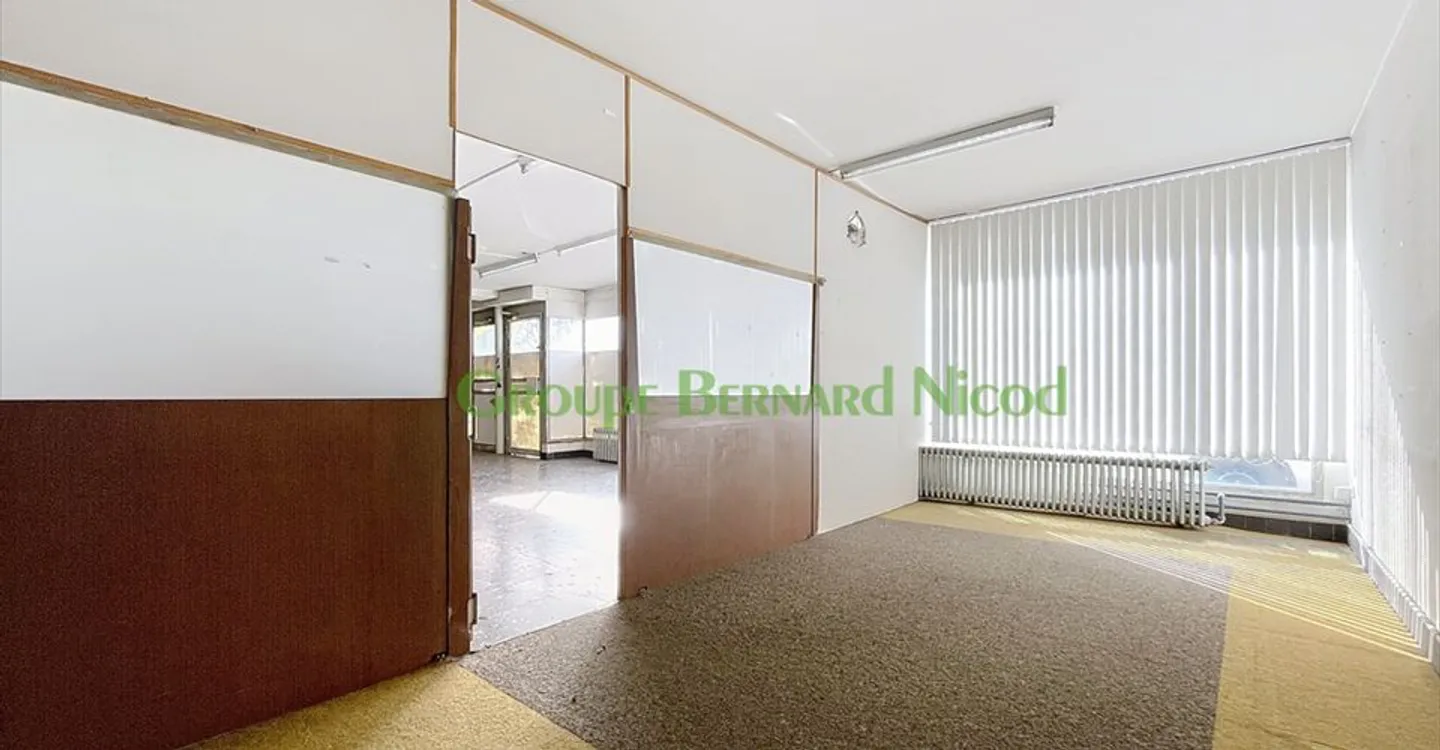 Mixed-use building for rent - Photo 7 of 9