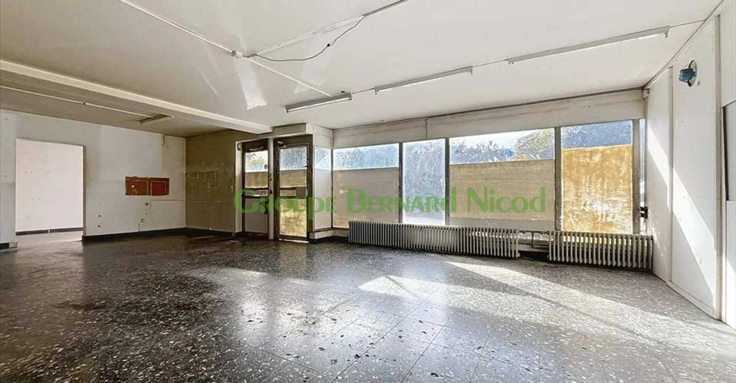 Mixed-use building for rent - Photo 8 of 9