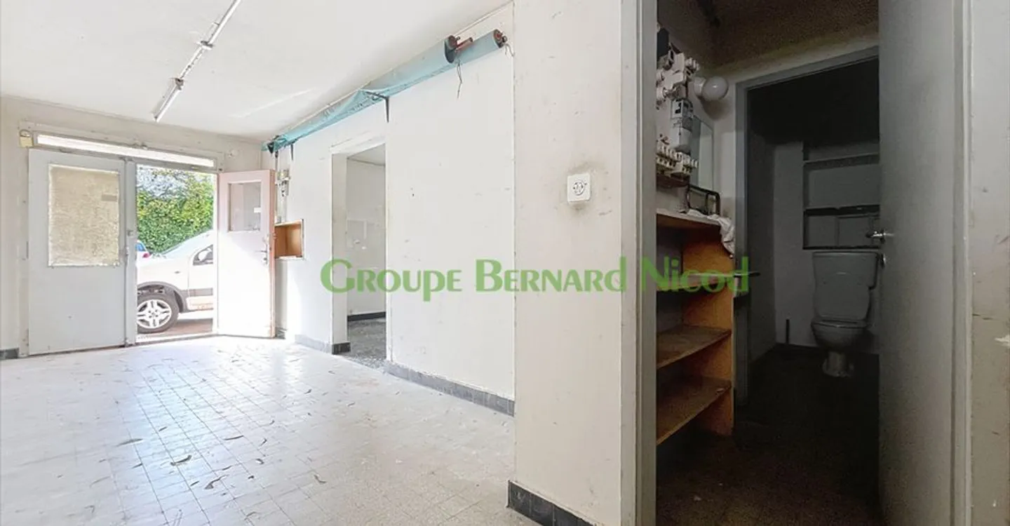 Mixed-use building for rent - Photo 4 of 9