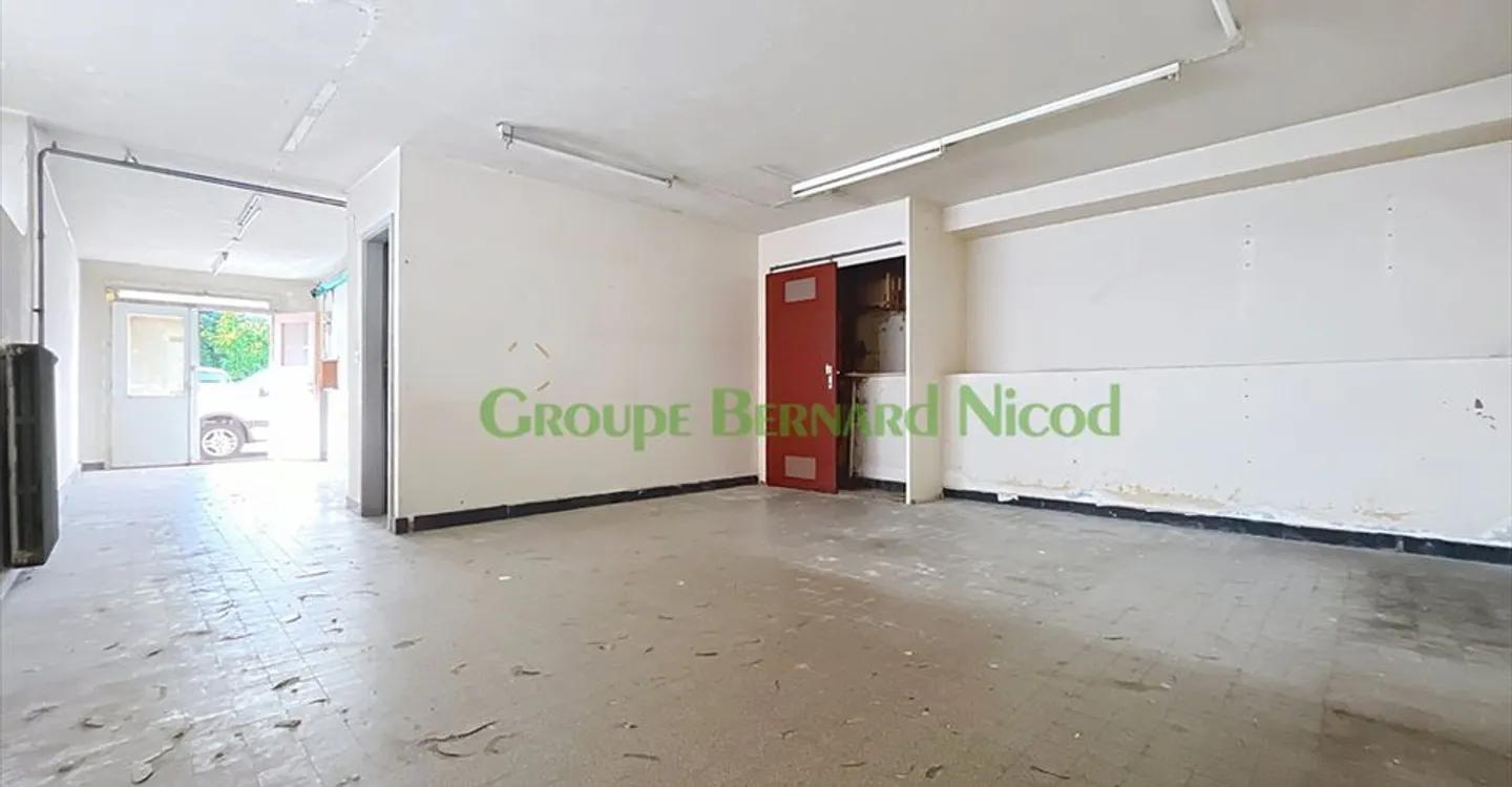 Mixed-use building for rent - Photo 5 of 9