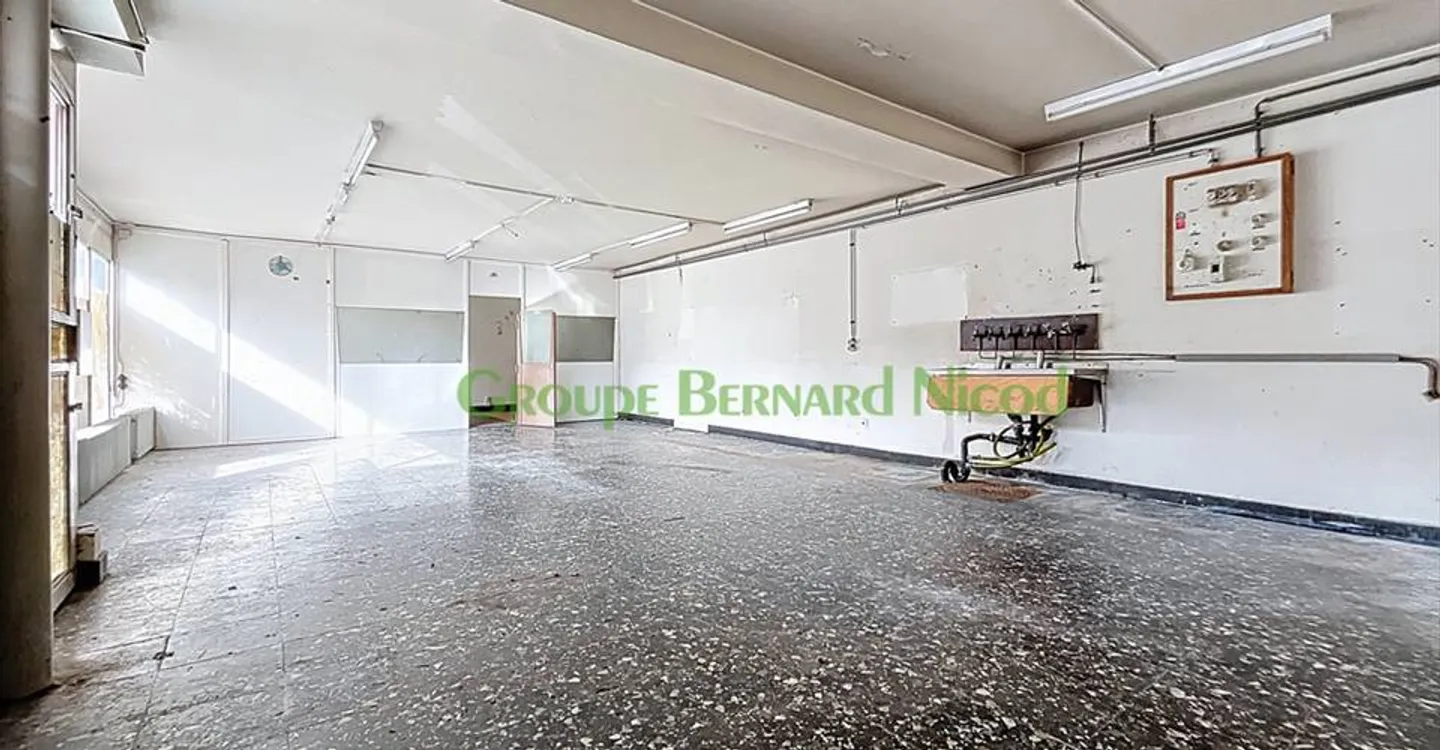 Mixed-use building for rent - Photo 6 of 9