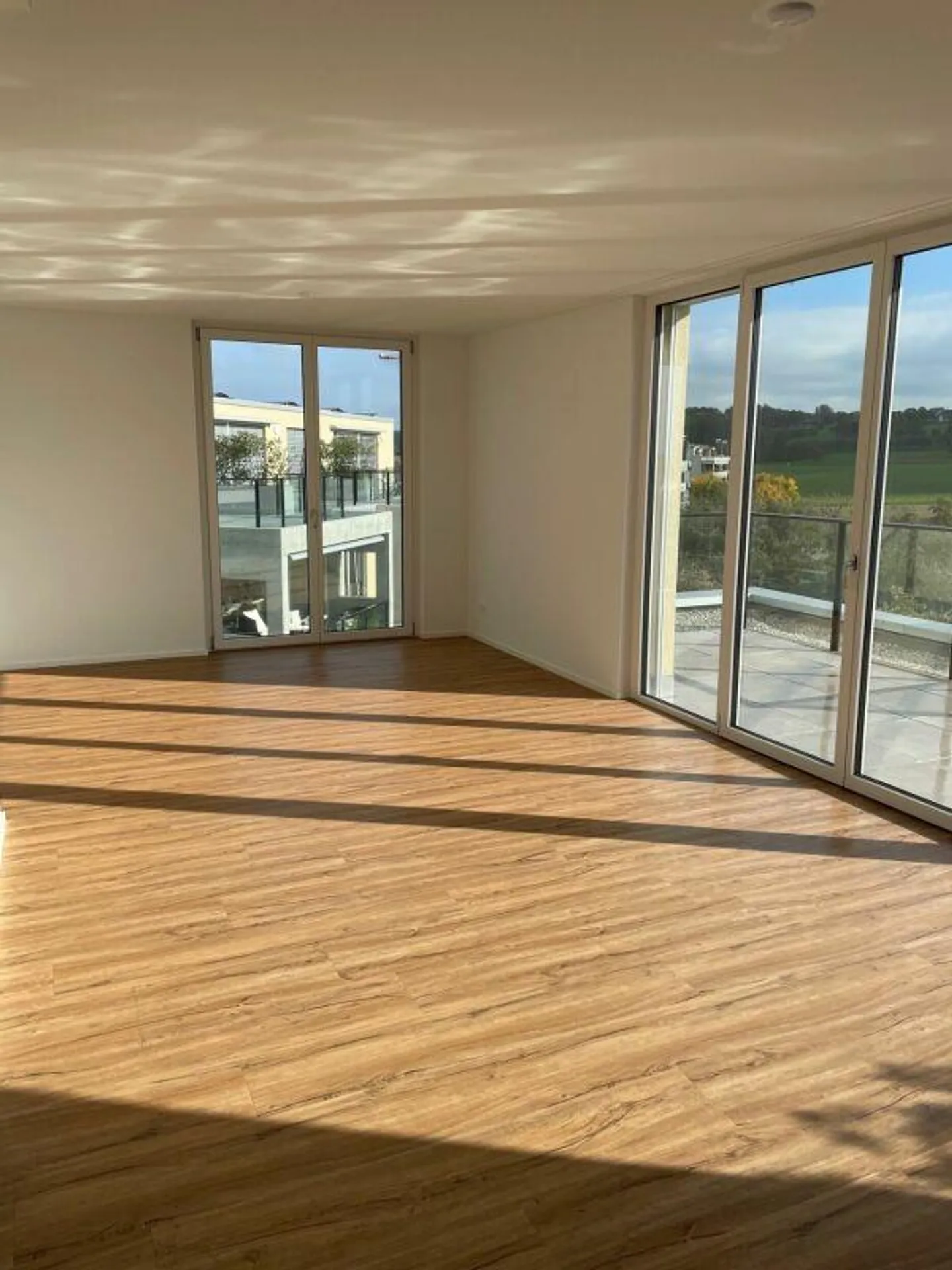 Neubau 3.5 Attikawohnung mit Aussicht ins Grüne - Foto 4 von 9