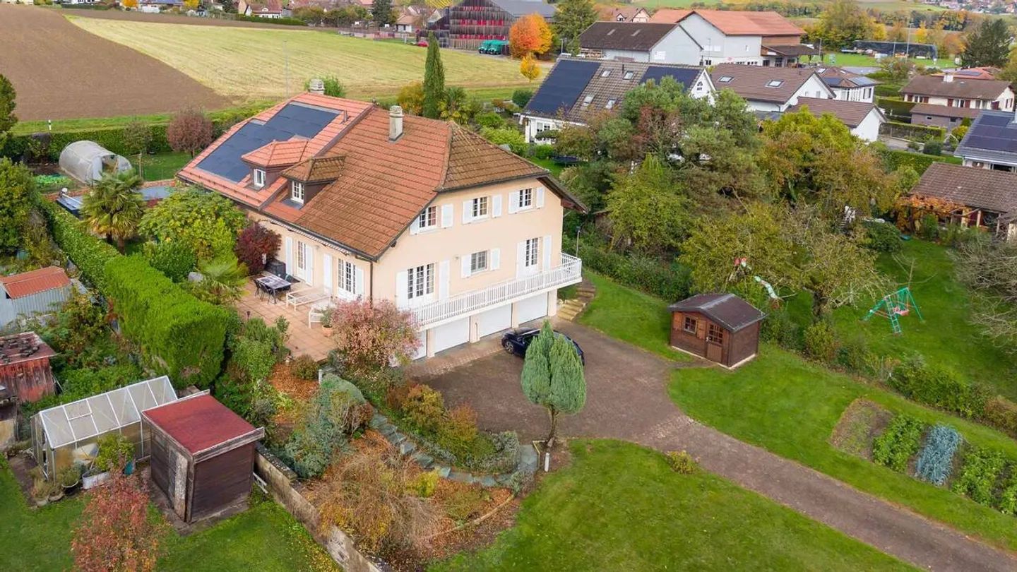 Familienvilla mit Terrasse und Garten - Foto 1 von 13