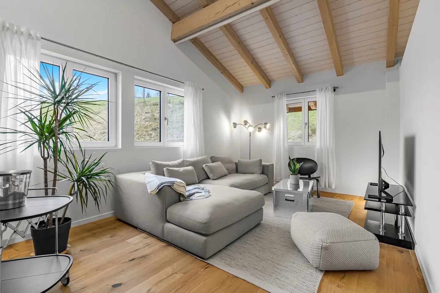 Modern Family Home in Goldiwil - Photo 7 of 13