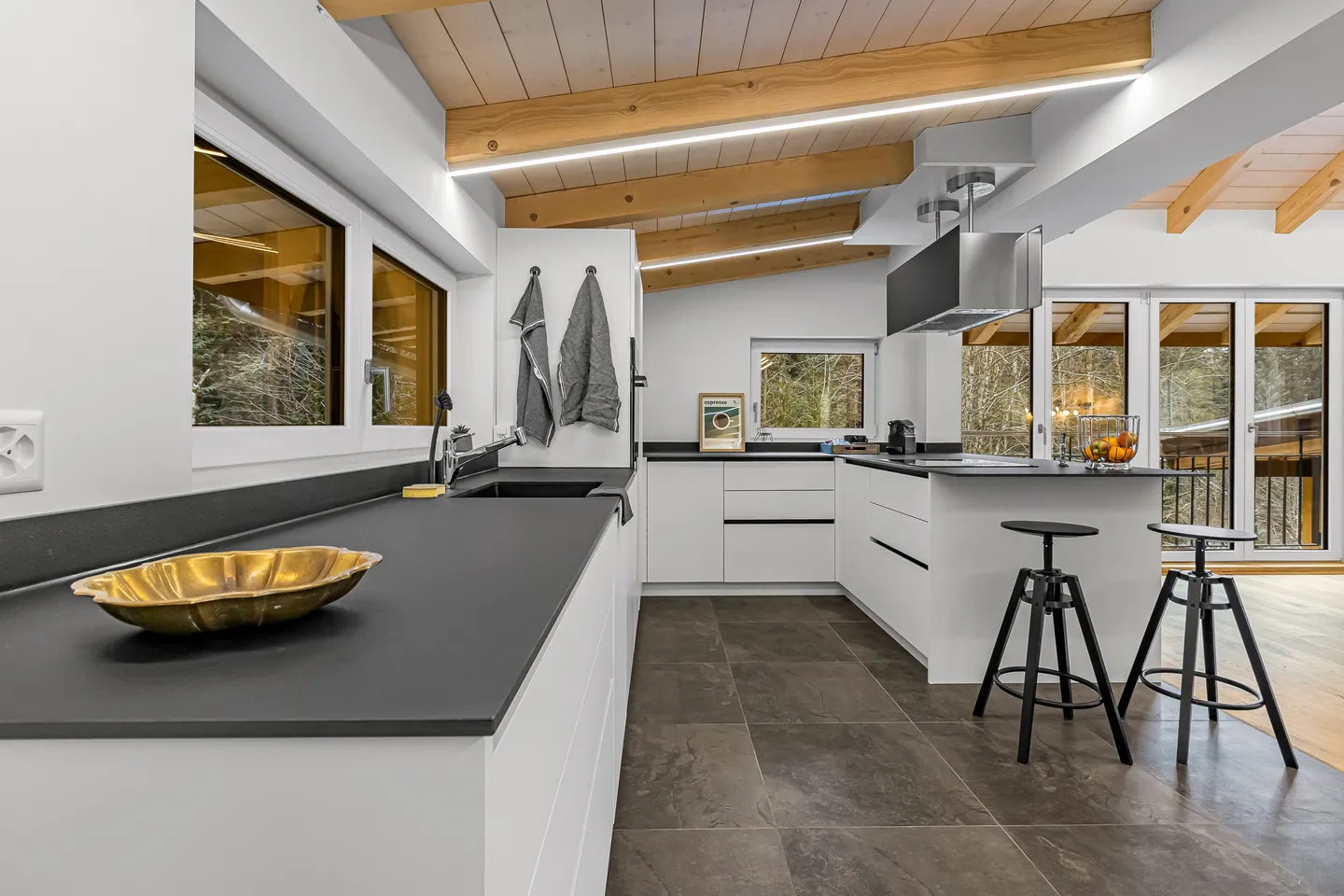 Modern Family Home in Goldiwil - Photo 8 of 13