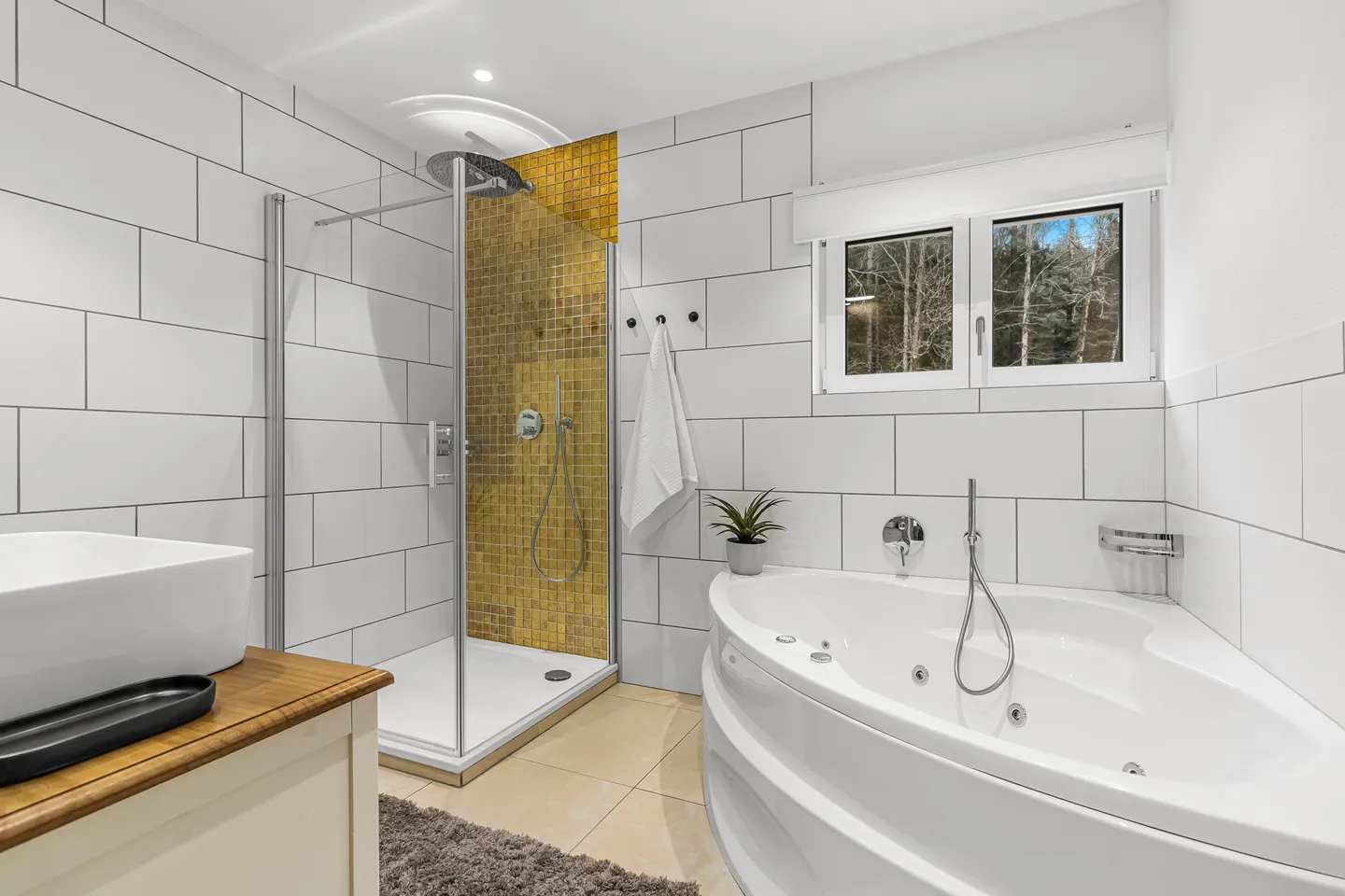 Modern Family Home in Goldiwil - Photo 11 of 13