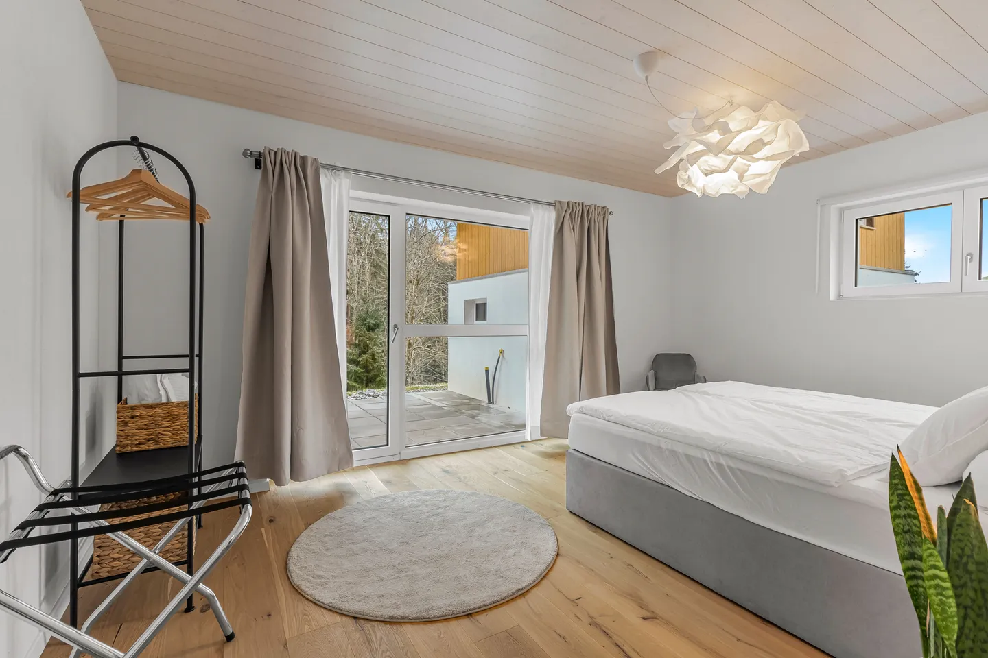 Modern Family Home in Goldiwil - Photo 12 of 13