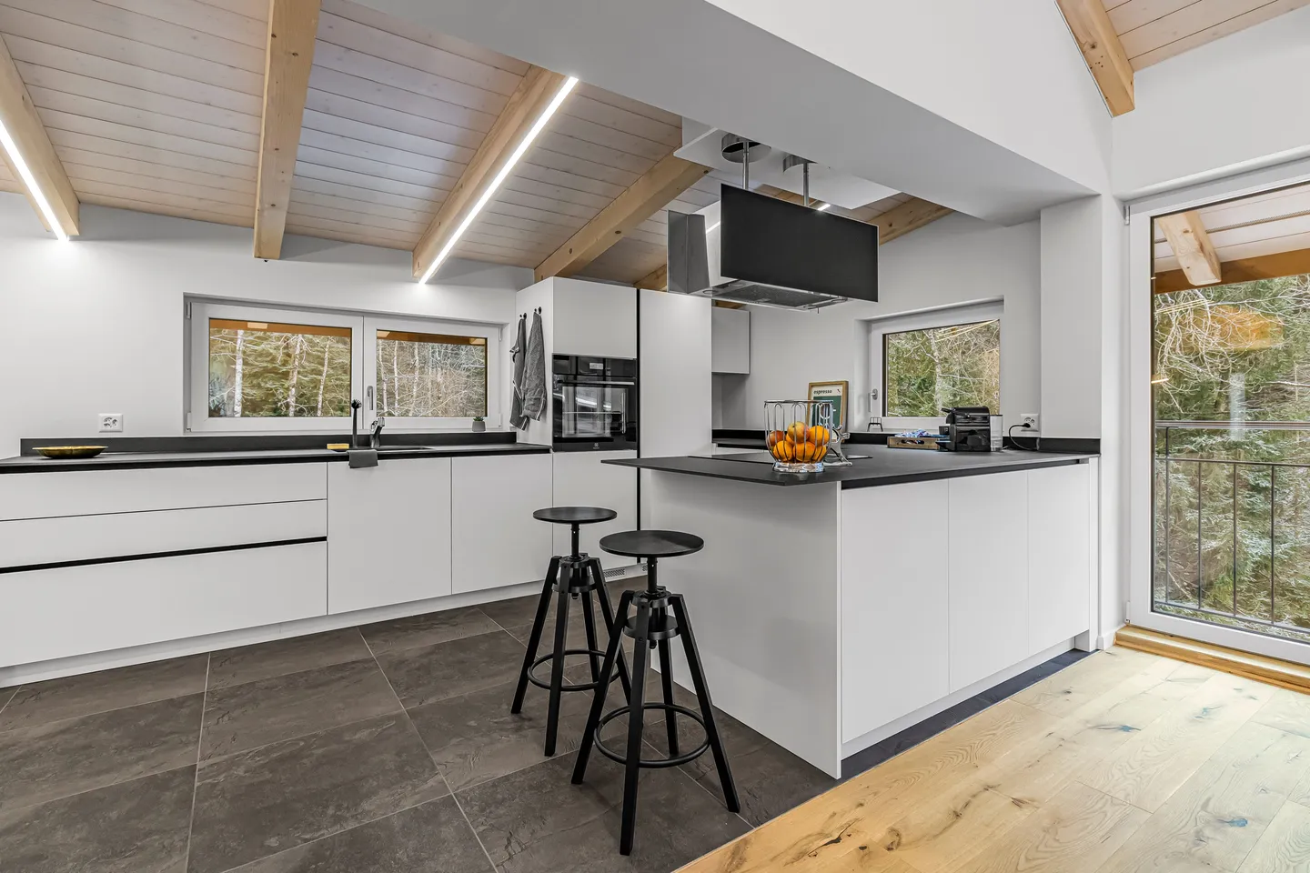 Modern Family Home in Goldiwil - Photo 9 of 13