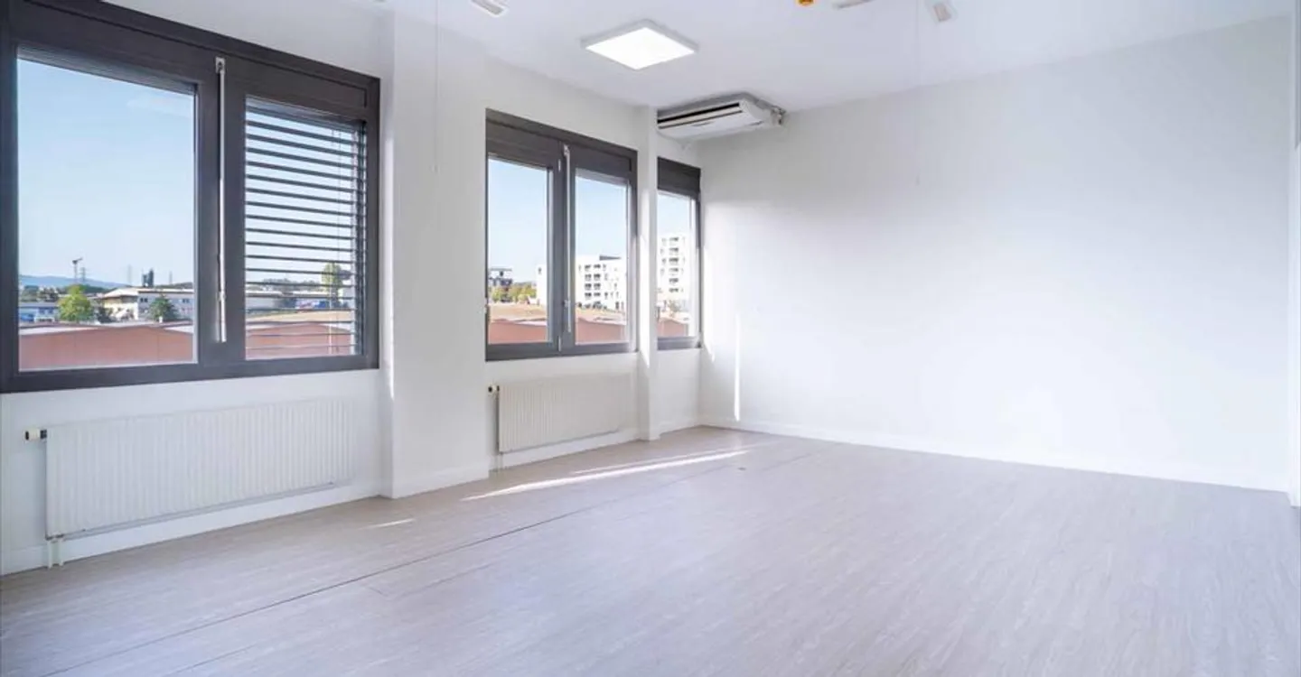 Office space for rent - Photo 1 of 5