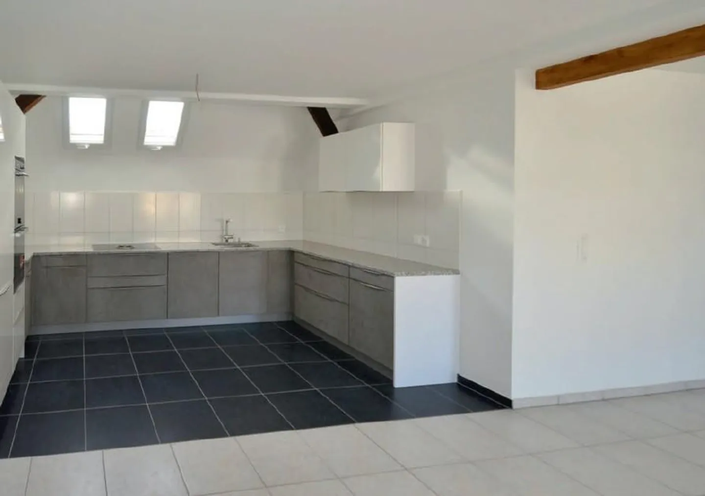 Moderne 3,5 Zimmer Dachwohnung mit Balkon und grossem Dachraum - Foto 1 von 8