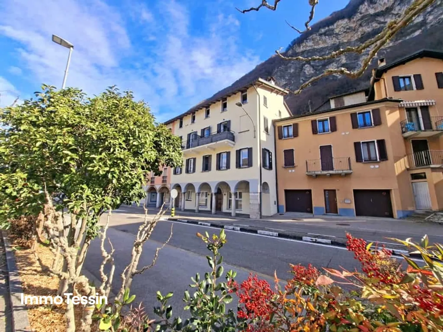 Posizione centrale direttamente sul Lago di Lugano, appartamento ristrutturato con vista lago e cortile privato di 40 m2 a pochi minuti da Lugano - Foto 1 di 13