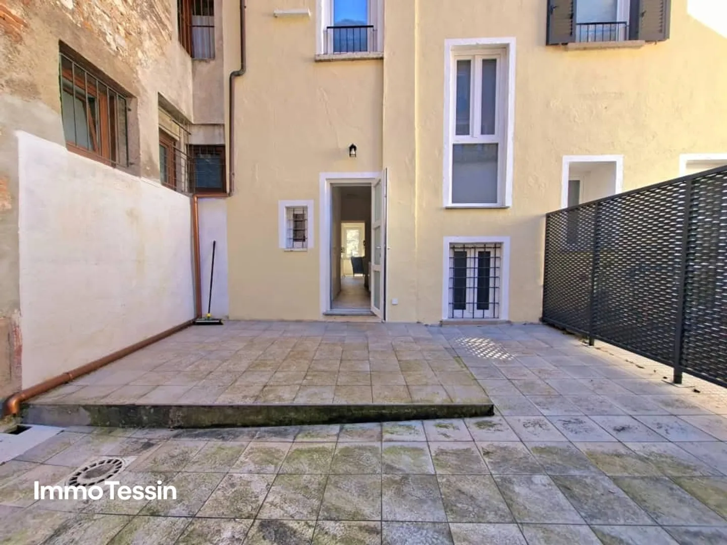 Posizione centrale direttamente sul Lago di Lugano, appartamento ristrutturato con vista lago e cortile privato di 40 m2 a pochi minuti da Lugano - Foto 4 di 13