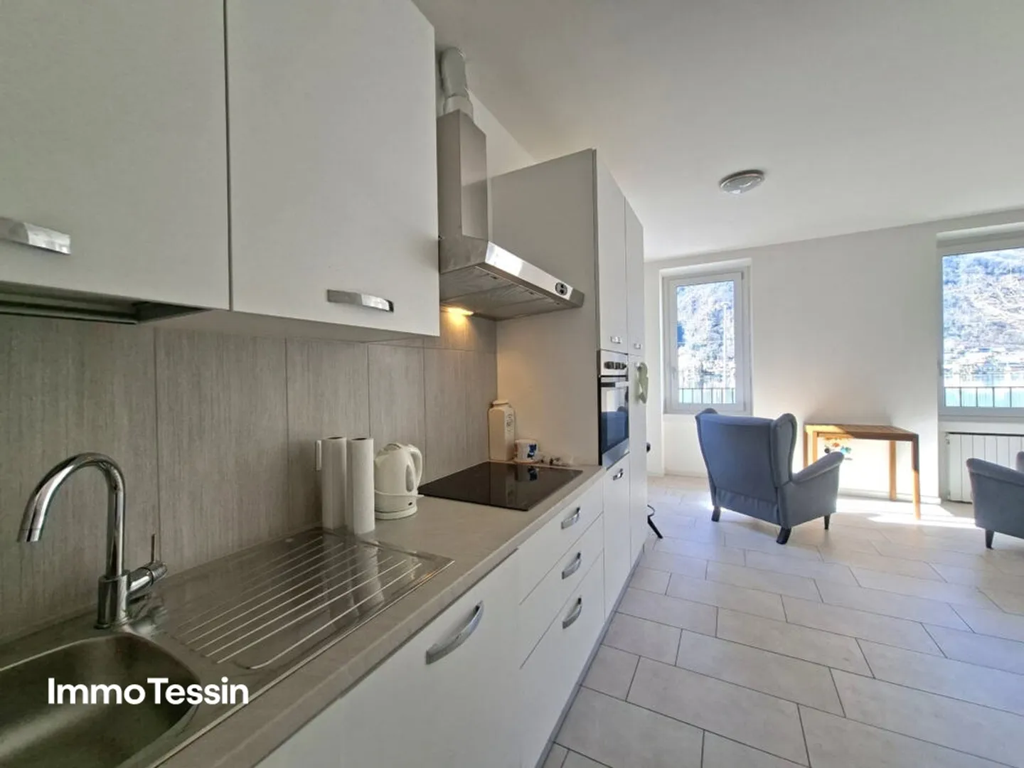 Posizione centrale direttamente sul Lago di Lugano, appartamento ristrutturato con vista lago e cortile privato di 40 m2 a pochi minuti da Lugano - Foto 10 di 13