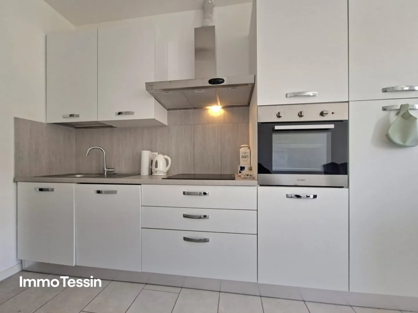 Posizione centrale direttamente sul Lago di Lugano, appartamento ristrutturato con vista lago e cortile privato di 40 m2 a pochi minuti da Lugano - Foto 11 di 13