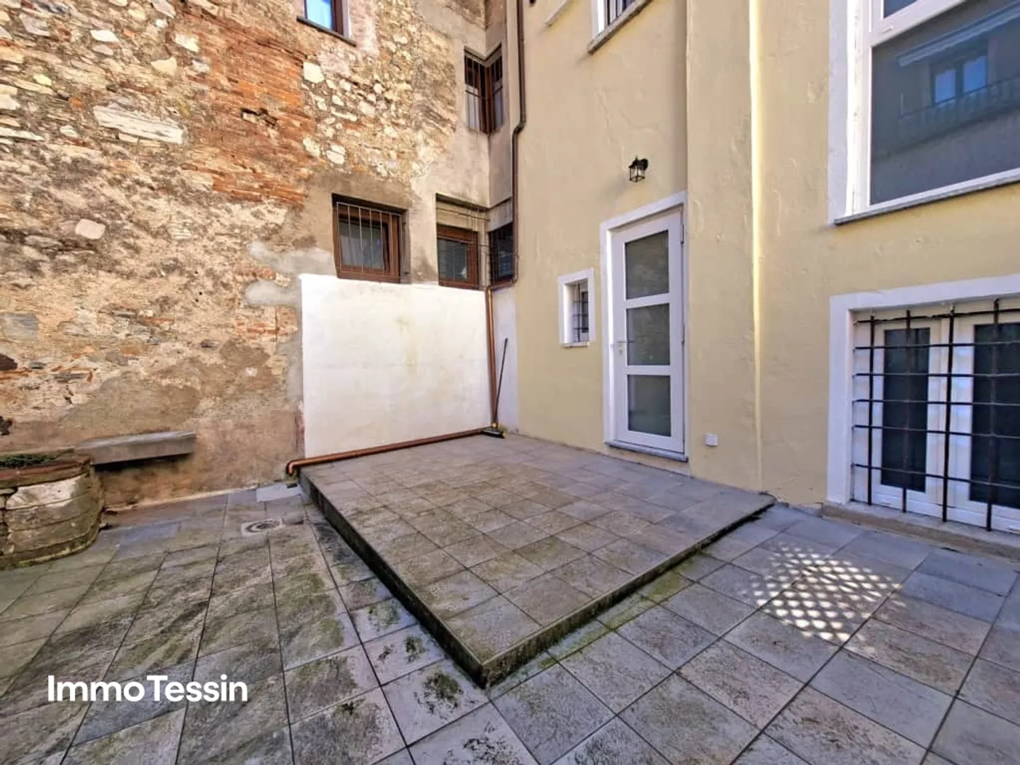 Posizione centrale direttamente sul Lago di Lugano, appartamento ristrutturato con vista lago e cortile privato di 40 m2 a pochi minuti da Lugano - Foto 5 di 13