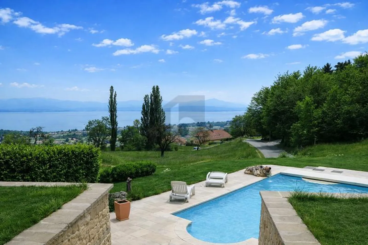 STANDORT MIT PRÄCHTIGEM BLICK UND POOL - Foto 1 von 3