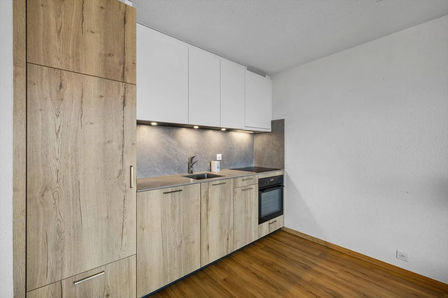 Crossing apartment with a view - Photo 6 of 13