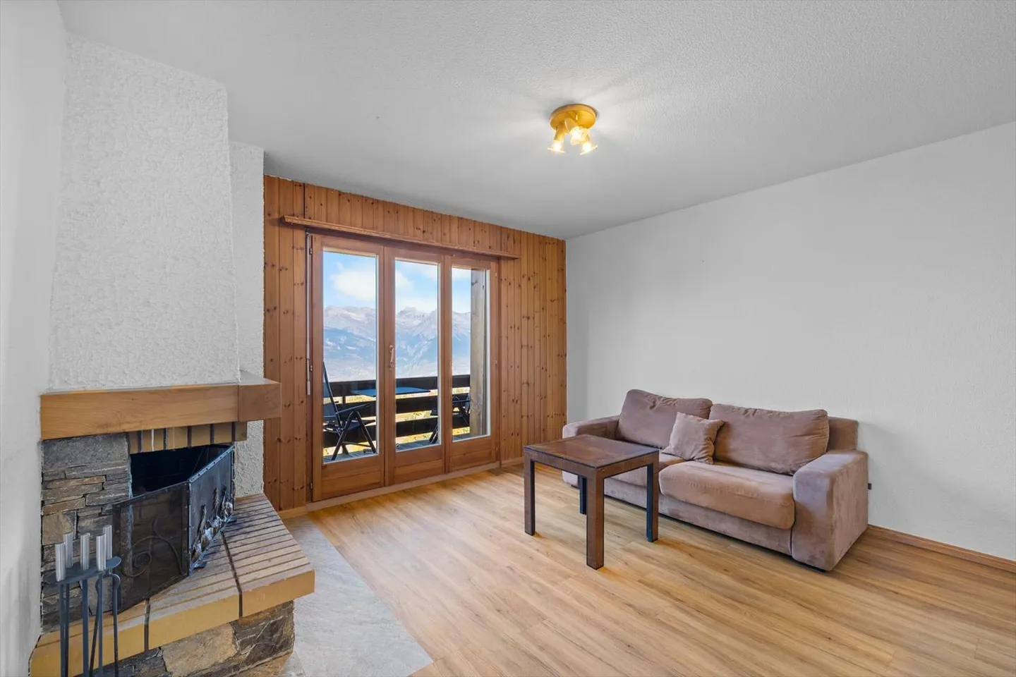 Crossing apartment with a view - Photo 2 of 13