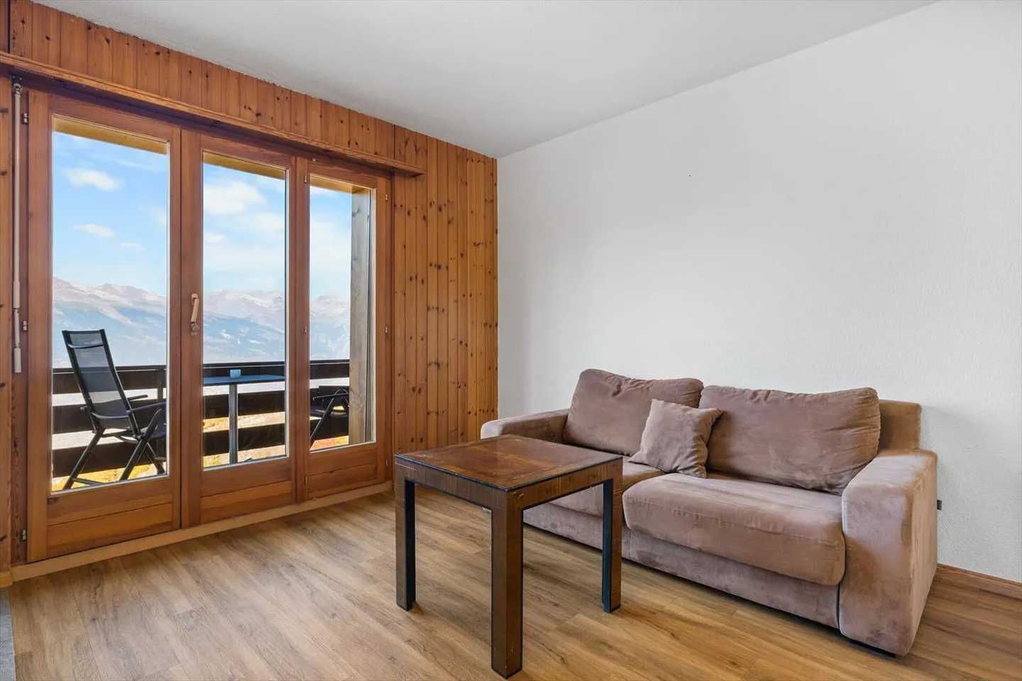 Crossing apartment with a view - Photo 7 of 13