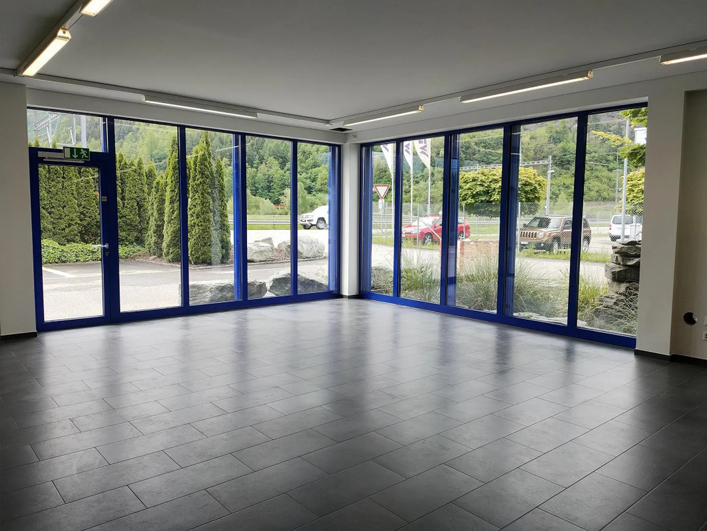 Spazio commerciale moderno con ufficio separato / WC e doccia - Foto 1 di 13