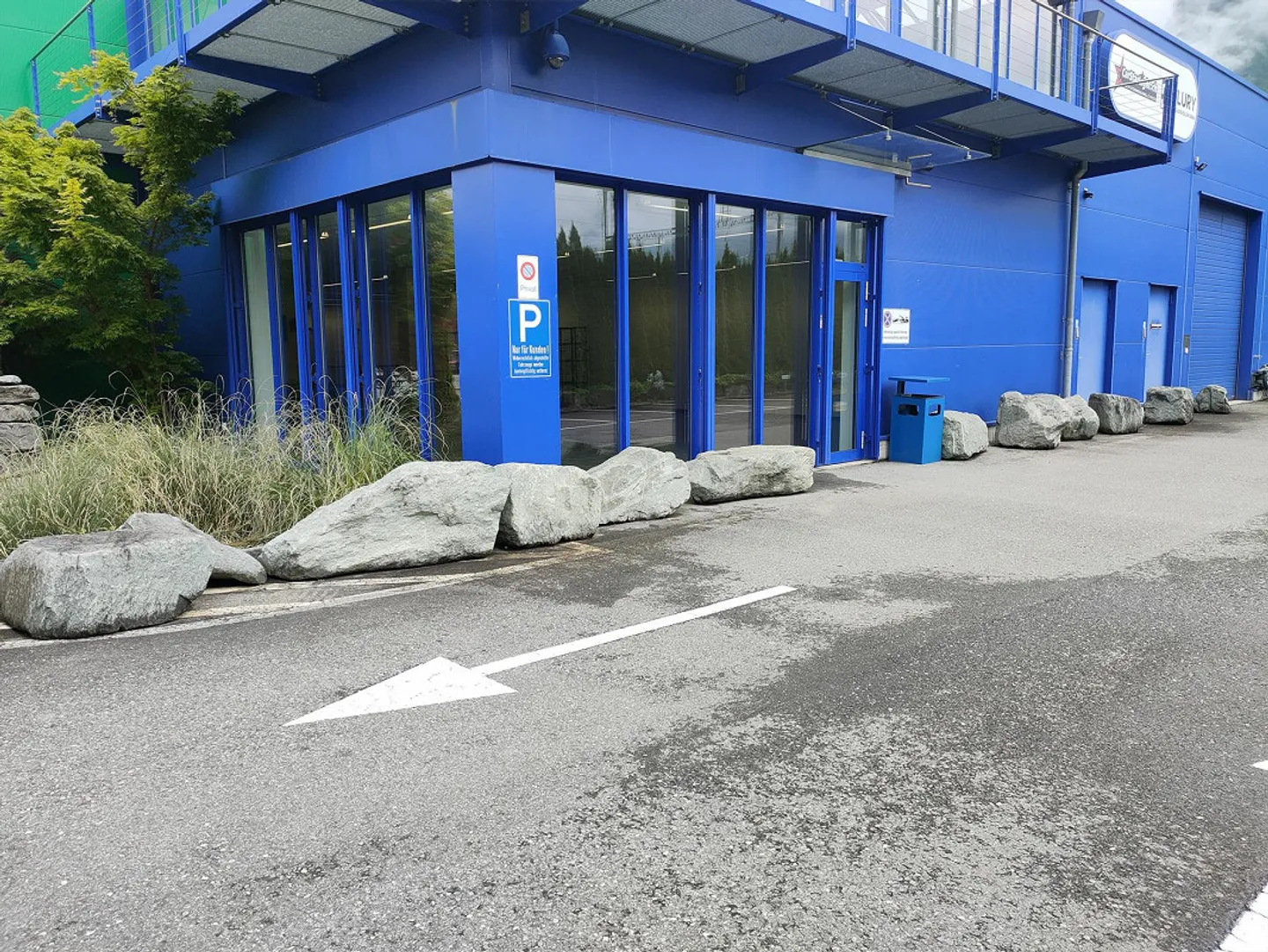 Spazio commerciale moderno con ufficio separato / WC e doccia - Foto 2 di 13