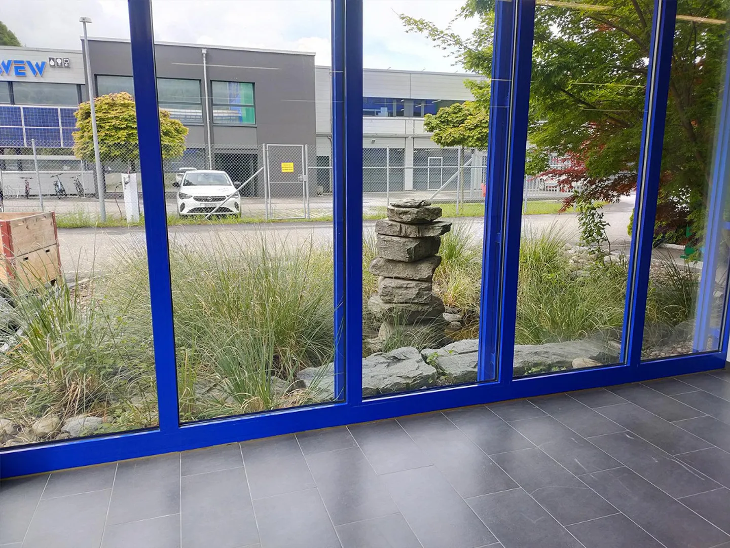 Spazio commerciale moderno con ufficio separato / WC e doccia - Foto 5 di 13