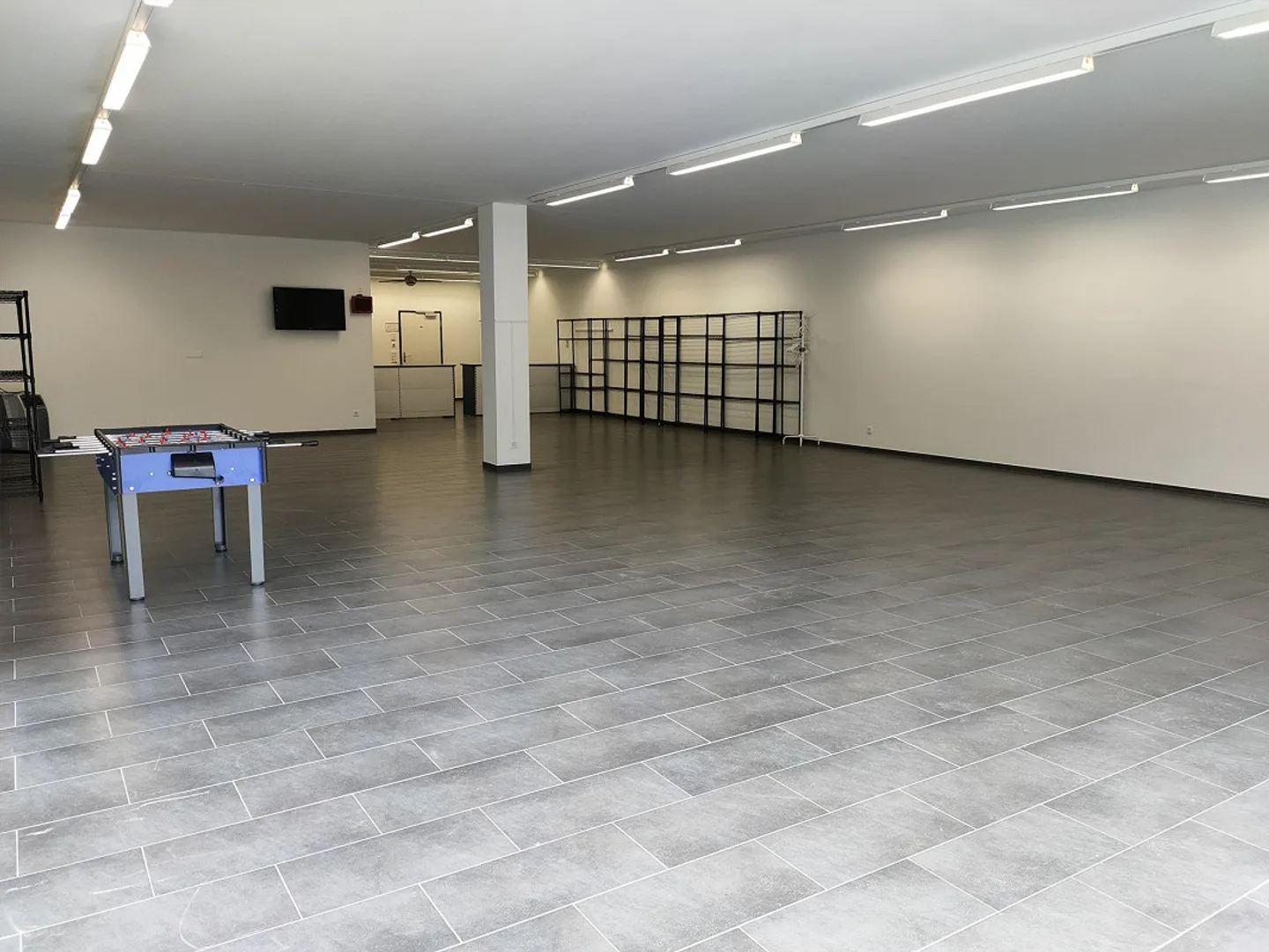 Spazio commerciale moderno con ufficio separato / WC e doccia - Foto 6 di 13