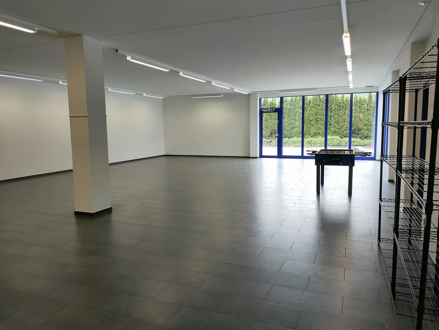 Spazio commerciale moderno con ufficio separato / WC e doccia - Foto 7 di 13