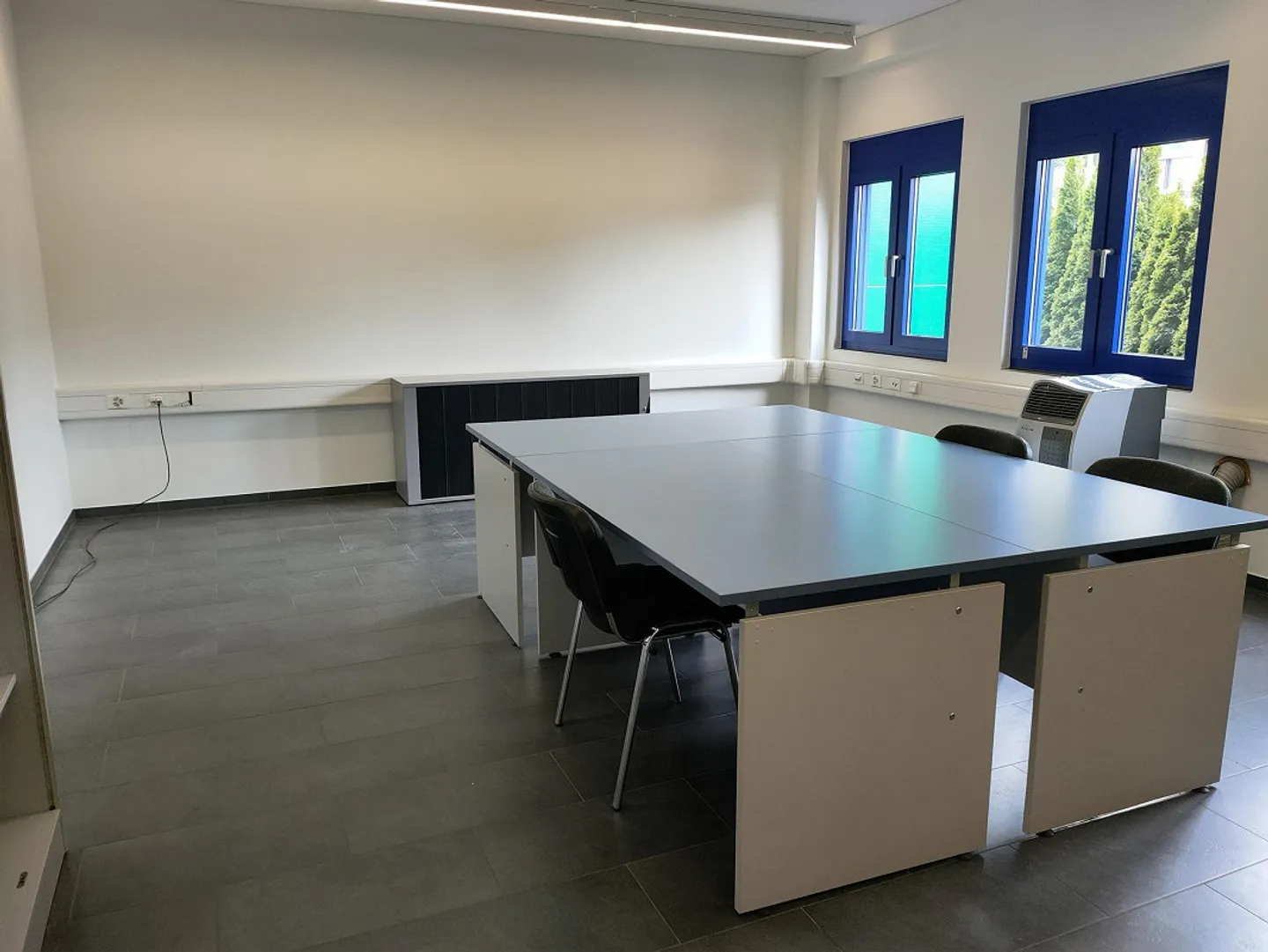 Spazio commerciale moderno con ufficio separato / WC e doccia - Foto 9 di 13