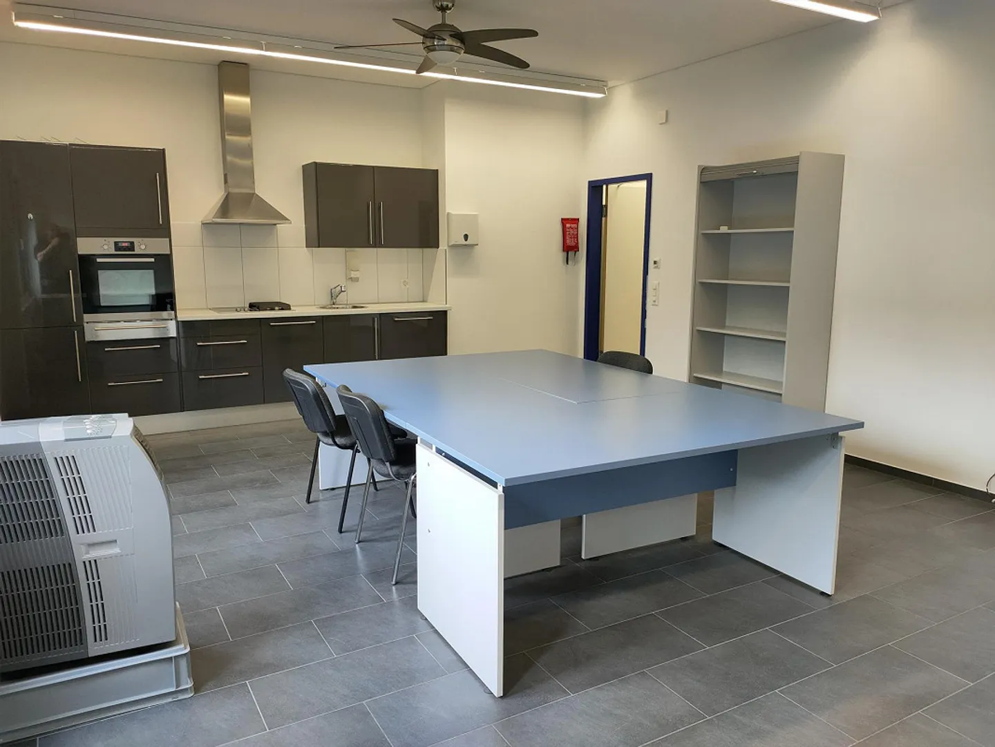 Spazio commerciale moderno con ufficio separato / WC e doccia - Foto 11 di 13