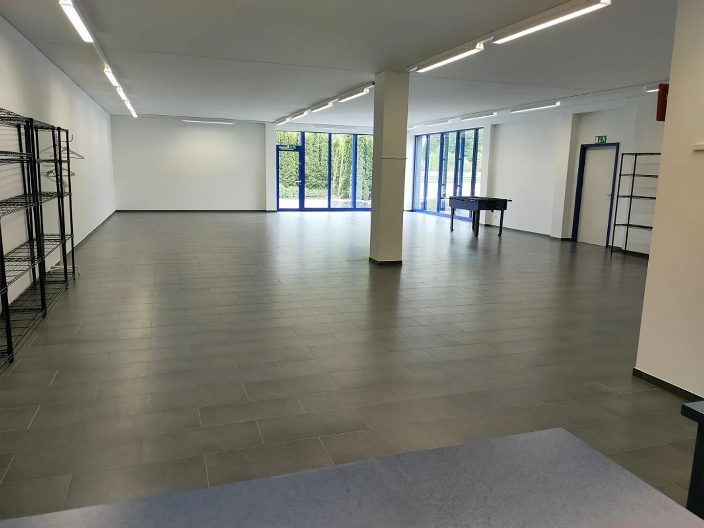 Spazio commerciale moderno con ufficio separato / WC e doccia - Foto 3 di 13