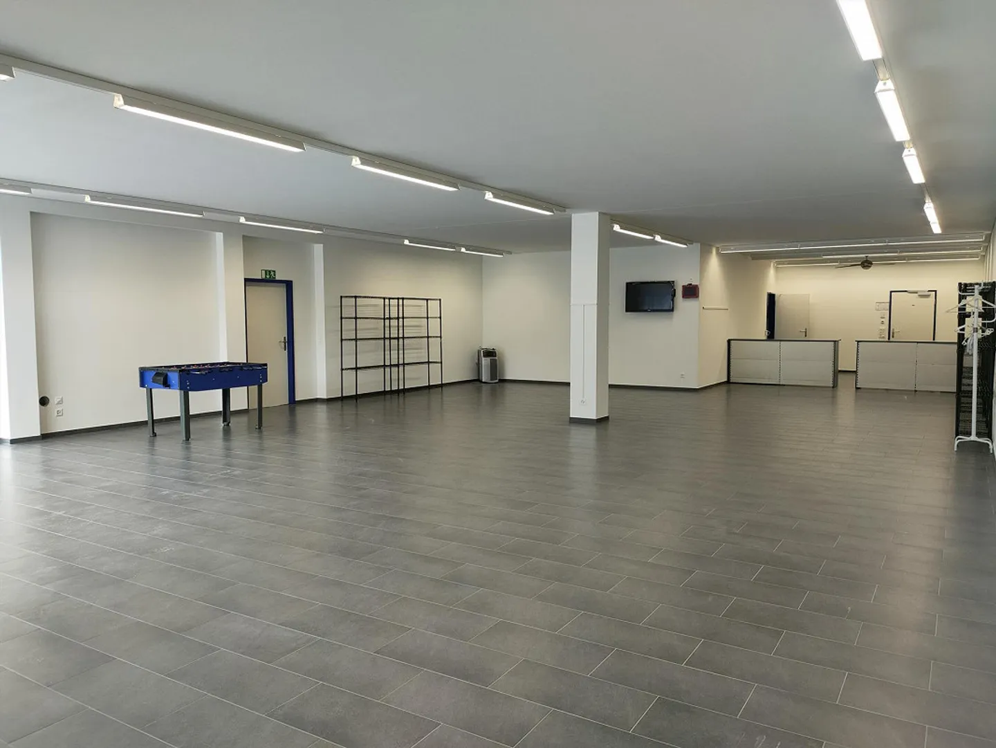 Spazio commerciale moderno con ufficio separato / WC e doccia - Foto 4 di 13