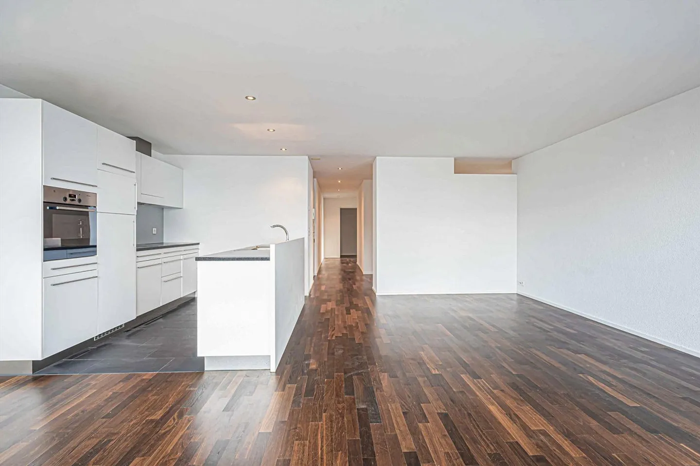 Appartamento attico luminoso e moderno - Foto 3 di 9