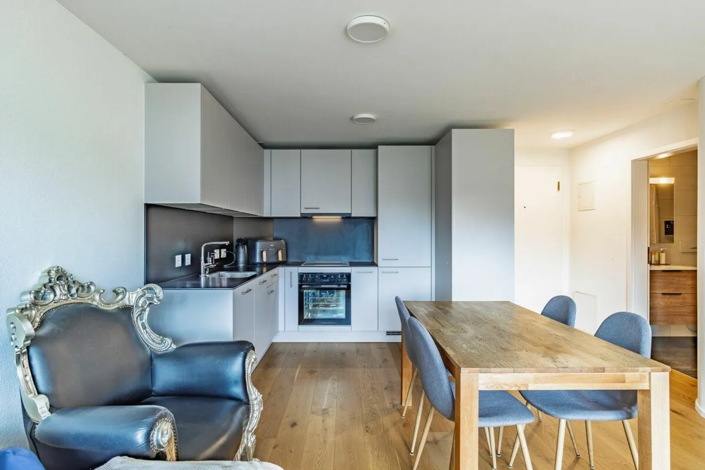 Modernized 2.5-room apartment with balcony & single garage - Photo 2 of 8