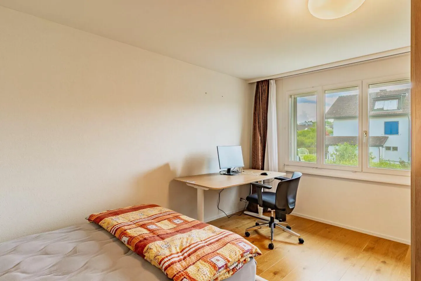 Modernized 2.5-room apartment with balcony & single garage - Photo 5 of 8
