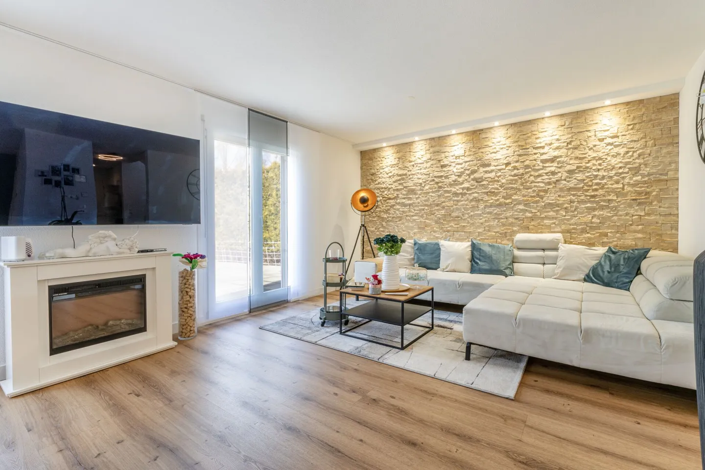 Casa unifamiliare moderna e indipendente con molto spazio per vivere, hobby e affari - Foto 4 di 29