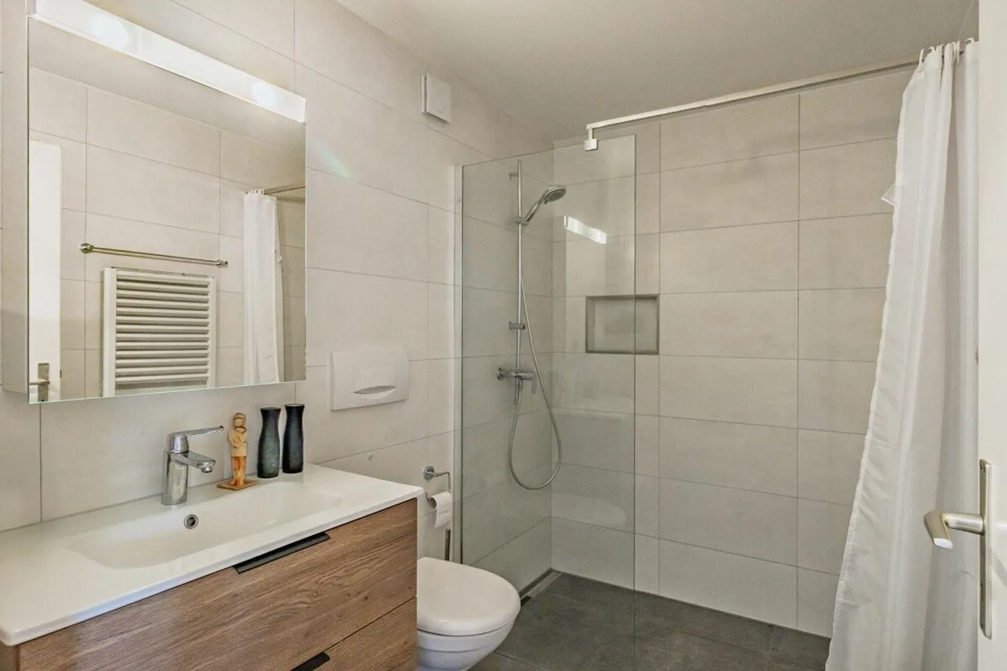 Modernized 2.5-room apartment with balcony & single garage - Photo 6 of 8