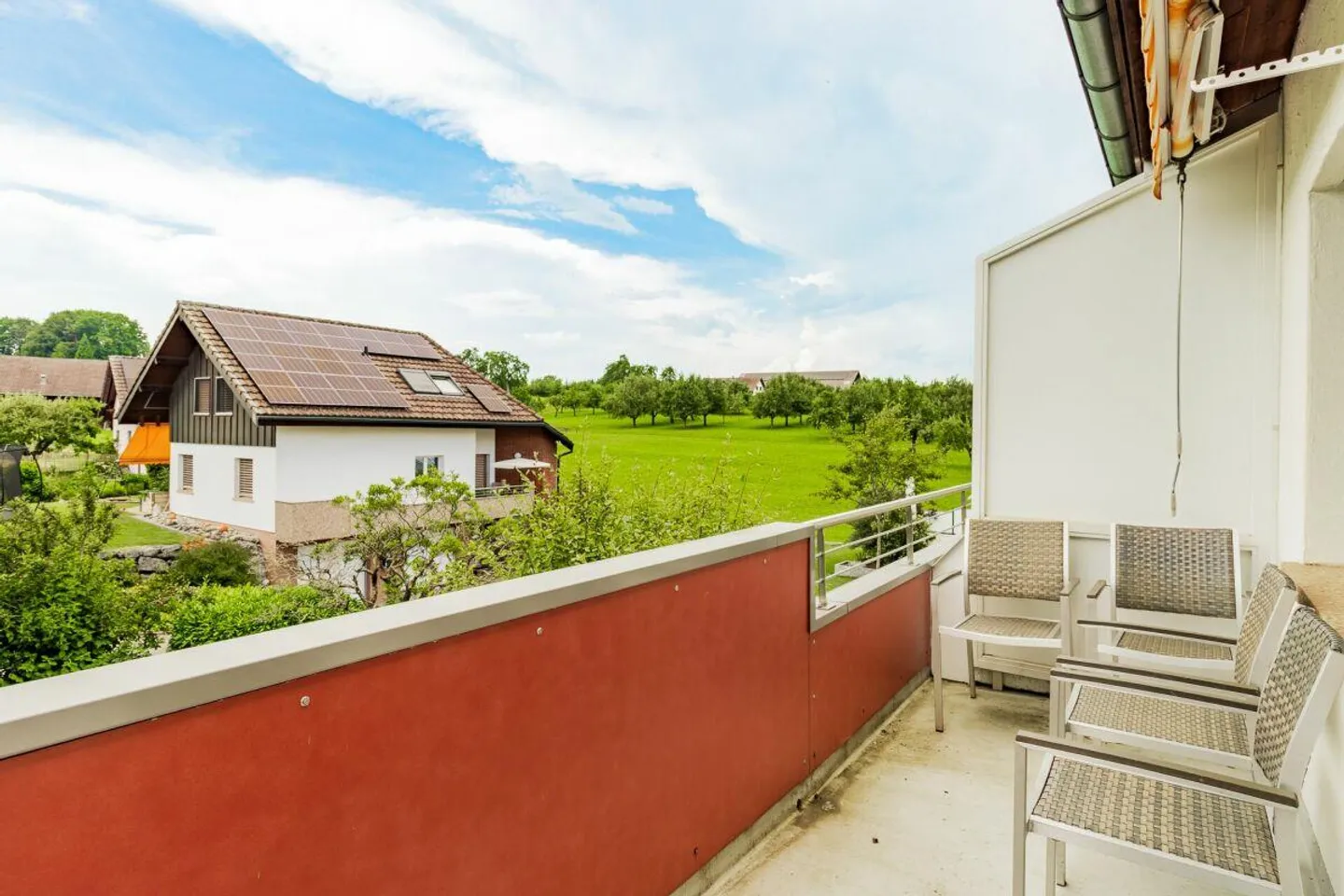 Modernized 2.5-room apartment with balcony & single garage - Photo 7 of 8