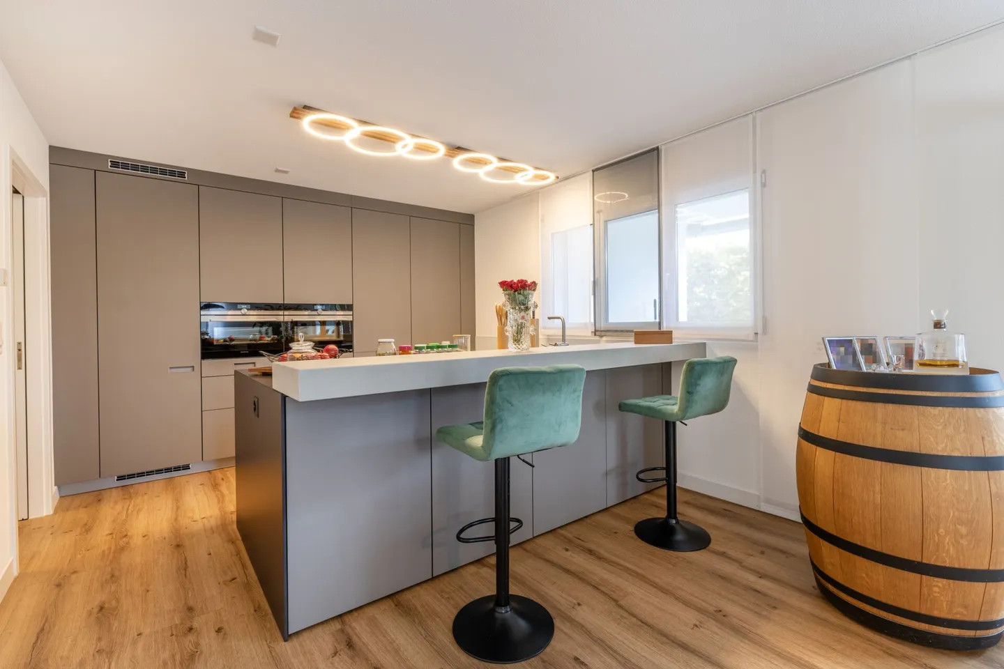 Casa unifamiliare moderna e indipendente con molto spazio per vivere, hobby e affari - Foto 7 di 29