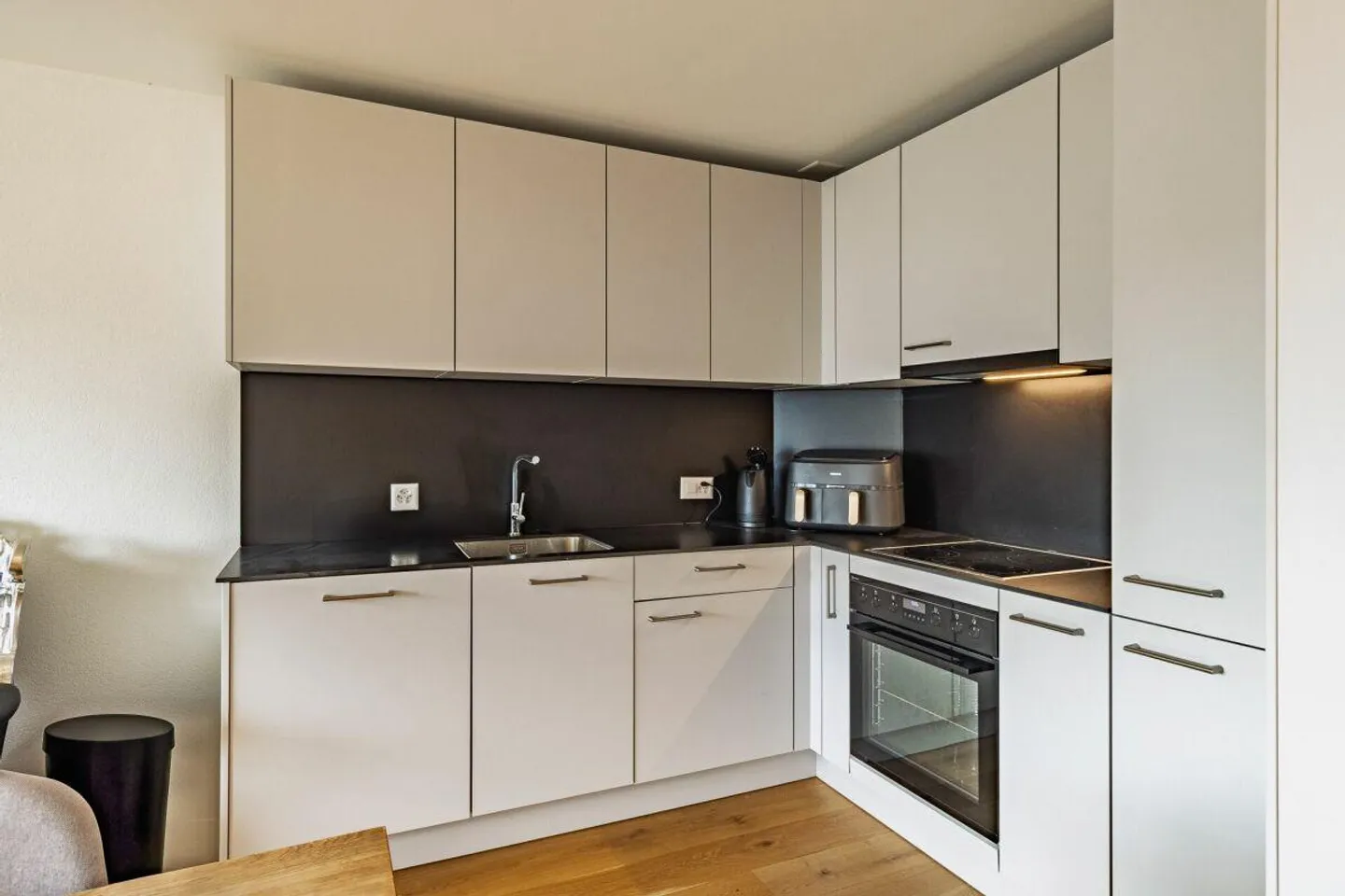 Modernized 2.5-room apartment with balcony & single garage - Photo 3 of 8