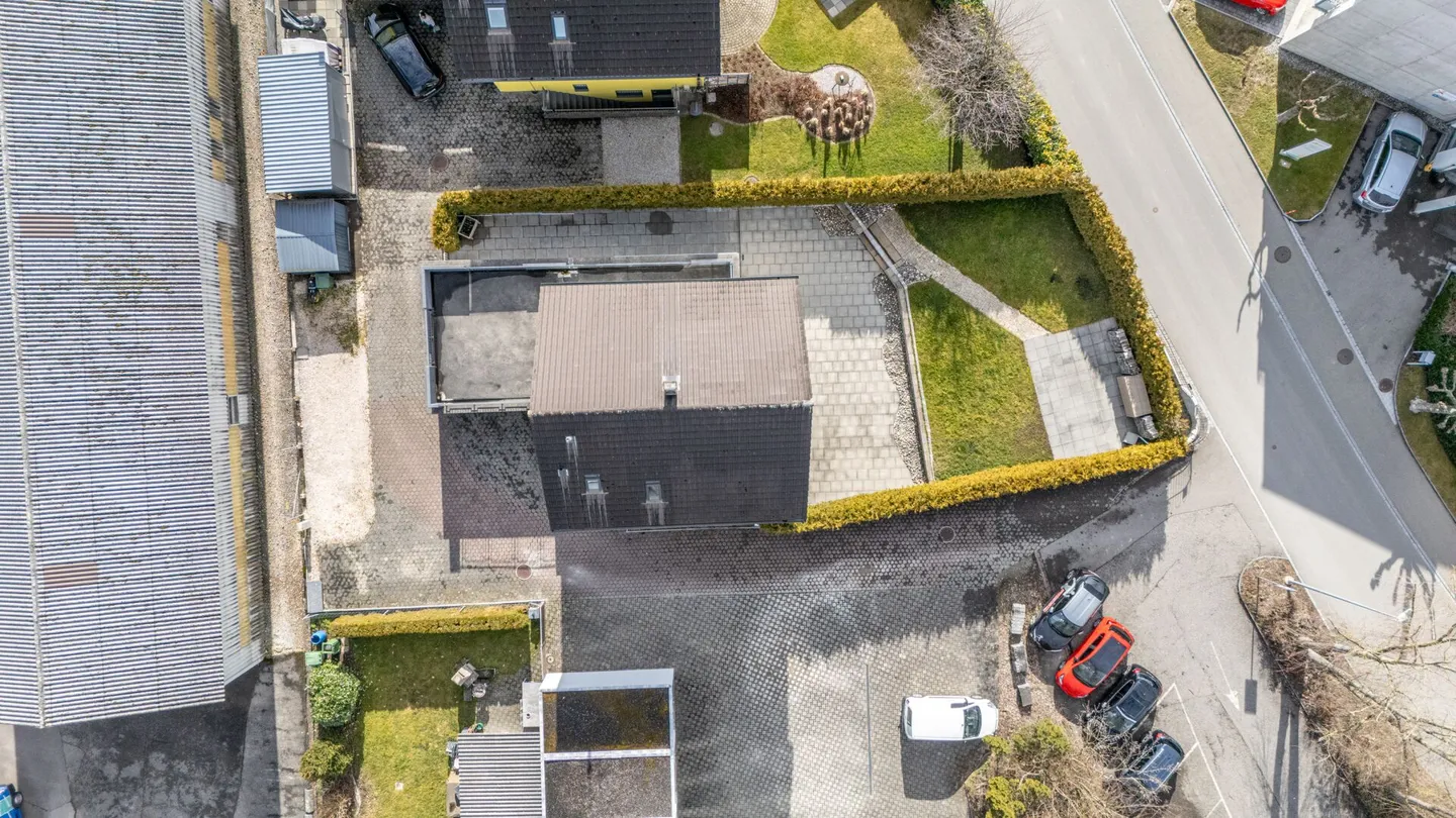 Casa unifamiliare moderna e indipendente con molto spazio per vivere, hobby e affari - Foto 2 di 29