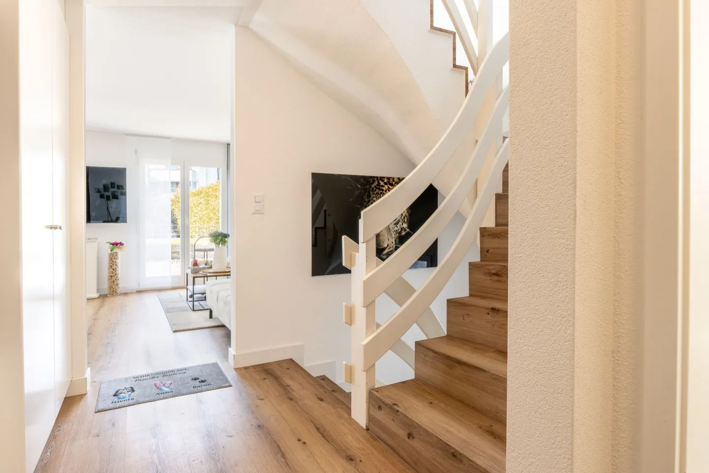 Casa unifamiliare moderna e indipendente con molto spazio per vivere, hobby e affari - Foto 3 di 29