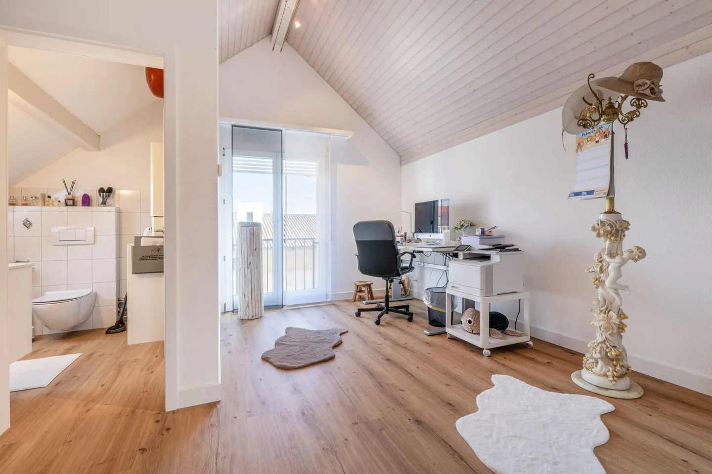 Casa unifamiliare moderna e indipendente con molto spazio per vivere, hobby e affari - Foto 18 di 29