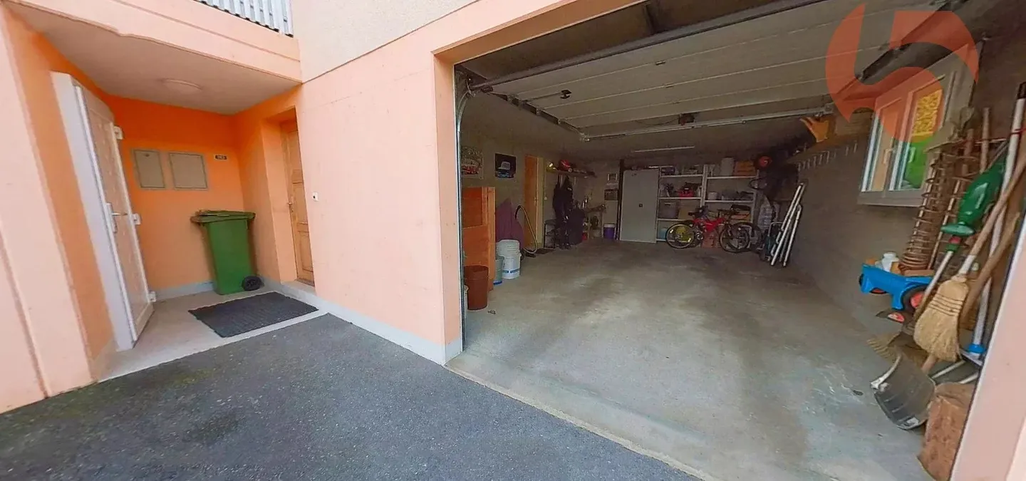 6 km from Montagny En Chamard, individual villa with 6.5 rooms, 3 garage spaces and 6 outdoor spaces - Photo 3 of 13