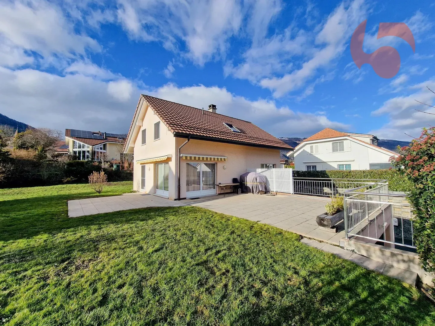 6 km from Montagny En Chamard, individual villa with 6.5 rooms, 3 garage spaces and 6 outdoor spaces - Photo 6 of 13